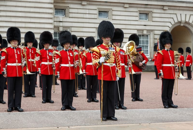 The changing of the Guard at Buckingham Palace (© CEphoto, CC BY-SA 4.0)