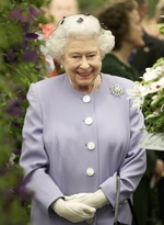 Queen Elizabeth II at the 2012 Flower show (© Andy Paradise, CC BY 2.0)