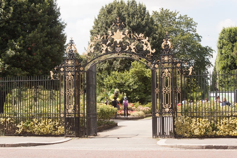 The entrance to Queen Mary's Garden (© Captain-tucker, CC BY-SA 4.0)
