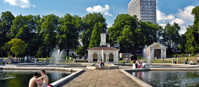 Hyde Park on a beautiful summer day with people relaxing in the fountain area (Panos Asproulis; CC BY 2.0)