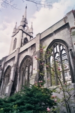 St Dunstan-in-the-East was a Church of England parish church on St Dunstan's Hill, halfway between London Bridge and the Tower of London in the City of London (© Elisa.rolle, CC BY-SA 4.0)
