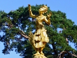 A golden statue in Portmeirion (© Tanya Dedyukhina, CC-BY-ASA-3.0).