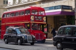 A london bus passing in front of Strand Palace Hotel (© Sarahhoa, CC BY-SA 2.0)