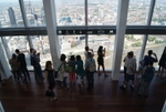 A group of people standing at the observation deck of The Shard (© Smuconlaw, CC BY-SA 4.0)