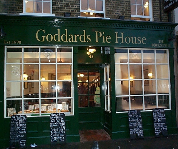 Goddard's Pie House in Greenwich, London. A traditional pie mash and liquor shop established in 1890 (© Goddard's Pies Limited, CC BY-SA 3.0)
