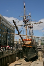 The Golden Hinde (launched 1973) is a full-size replica of the Golden Hind (launched 1577). She was built using traditional handicrafts in Appledore, Torridge. (© Mike Peel, CC BY-SA 4.0)
