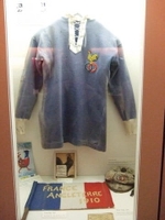 Jersey worn by France national rugby union team in a match against England, in 1910. Displayed at the World Rugby Museum (© Fma12, CC BY-SA 3.0)