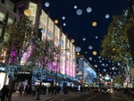 Christmas decorations along Oxford Street, Westminster (borough), London, in November 2011. (© Editor5807, CC BY 3.0)