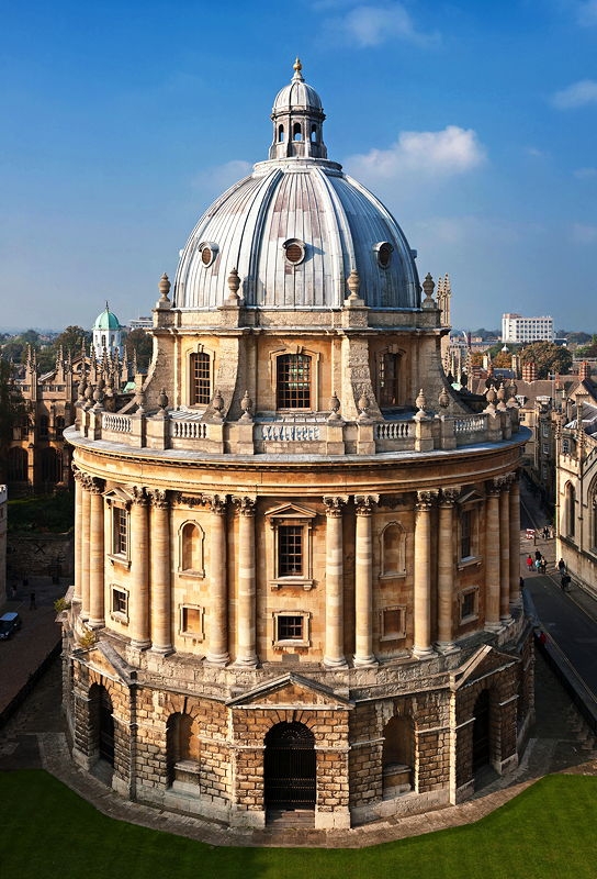The Radcliffe Camera is a building of Oxford University, England, designed by James Gibbs in neo-classical style and built in 1737–49 to house the Radcliffe Science Library. (© Diliff, CC BY 2.5)