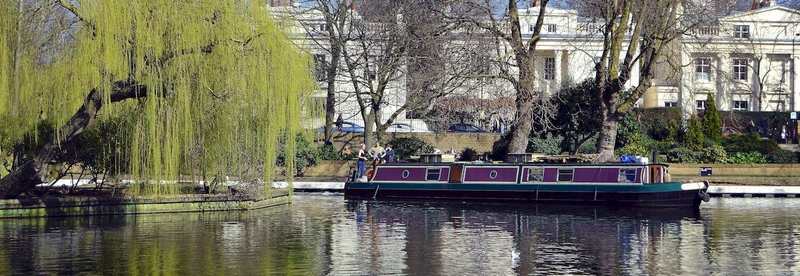 The east side of Little Venice basin (the willow tree is on the island), overlooked by white painted Regency houses (© Matthias v.d. Elbe, CC BY-SA 4.0)