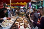 A cake stall in busy Borough Market on a Saturday afternoon in London (© Diliff, CC BY-SA 3.0)