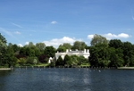 Blue Sky at the boating lake in St. Regent's Park (© Chmee2, CC BY-SA 3.0)