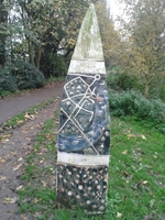 Ceramic way marker with map on the Thames path, Duke's Meadows, Chiswick, London. Installed in 2002 (© Chiswick Chap, CC BY-SA 4.0)