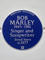 Blue plaque for Bob Marley erected in 2019 by English Heritage at 42 Oakley Street, Chelsea (© Spudgun67, CC BY-SA 4.0)