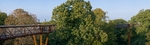 A panoramic view of the treetop walkway. It stands 18 metres (59 ft) above ground in Kew Gardens (© Diliff, CC BY-SA 3.0)