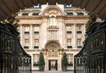 Guests arrive at Rosewood London through an archway that opens into a grand Edwardian courtyard, in a little oasis of tranquillity unique among London luxury hotels. This entrance and courtyard featured as the Italian embassy in the Agatha Christie's Poirot episode "The Adventure of the Italian Nobleman" (1993). (© Durston Saylor, CC BY-SA 3.0)