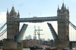 The tall ship Wylde Swan passing under Tower Bridge decorated for the London Olympics in August 2012. Note the Olympic rings folded up to allow passage of the mast. (© Cmglee, CC BY-SA 3.0)