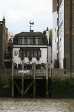 The historic pub "The Mayflower" in Rotherhithe seen across the Thames (© Steve F-E-Cameron, CC BY-SA 3.0)