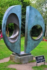 Two Forms (Divided Circle) by Barbara Hepworth in Dulwich Park, London, in September 2011 (© Ben Sutherland, CC BY 2.0)