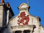 A red lion seen around the Houses of Parliament in London (© Paul the Archivist, CC BY-SA 4.0)