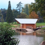 New boathouse constructed in 2003, in Dunorlan Park, Kent. (© Basil Jradeh, CC BY-SA 3.0)