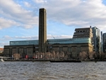 Tate Modern from close to Blackfriars Bridge on the River Thames at the northwest. (© Acabashi, CC BY-SA 4.0)