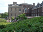 Side-view of Kensington Palace, showing the visitors' café below and above, the changes in fenestration from later building work to the state rooms. (© Edwardx, CC BY-SA 3.0)