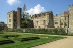 Penshurst Place from the garden (© Dave Croker, CC BY-SA 2.0)
