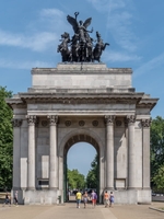 Wellington Arch, also known as Constitution Arch or (originally) as the Green Park Arch, is a Grade I-listed triumphal arch by Decimus Burton that forms a centrepiece of Hyde Park Corner in central London, between corners of Hyde Park and Green Park (© Ermell, CC BY-SA 4.0)