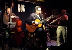 Simon Woolf (bass), Earl Okin (guitar) and Steve Rubie (flute) at the 606 Club, 10 January 2016 (© Robert Smith, CC BY-SA 4.0)