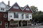 The Tabard pub and theatre in Bath Road, Bedford Park, Chiswick (© Patche99z, CC BY-SA 3.0)