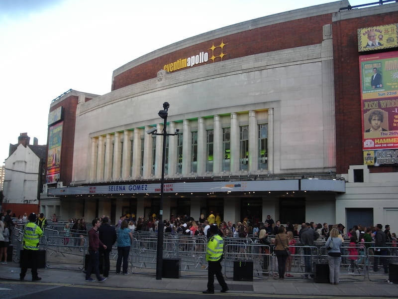 The Hammersmith Apollo, currently called the Eventim Apollo[1] for sponsorship reasons, but formerly – and still commonly – known as the Hammersmith Odeon, is a live entertainment performance venue established as a cinema venue, located in Hammersmith, London. (© Edwardx, CC BY-SA 3.0)