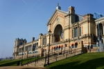 Alexandra Palace's front gate (Peter Trimming; CC BY-SA 2.0)