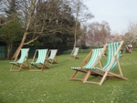 Deck chairs out near the boating lake at Regent's Park, London in March 2012. (© Editor5807, CC BY-SA 3.0)