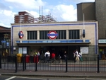 The entrance to the Mile End tube station in East London (© Sunil060902, CC BY-SA 3.0)