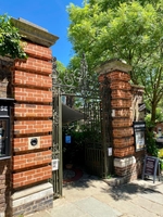 The gates to Burgh House in Hampstead (© No Swan So Fine, CC BY-SA 4.0)