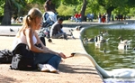 People feeding birds at Regent's Park (© Keven Law, CC BY-SA 2.0)
