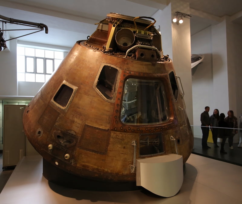The Apollo 10 Command Module Charlie Brown, which orbited the Moon 31 times in 1969, is displayed in the Modern World Gallery at the Science Museum in London (© Geni, CC BY-SA 4.0)