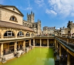 The Roman Baths are a well-preserved thermae in the city of Bath, Somerset, England. A temple was constructed on the site between 60-70CE in the first few decades of Roman Britain. Its presence led to the development of the small Roman urban settlement known as Aquae Sulis around the site. (© Diliff, CC BY-SA 2.5)
