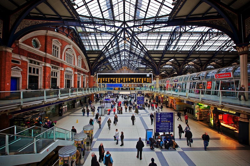 The concourse of Liverpool Street station, London, England. (© Aurelien Guichard, CC BY-SA 2.0)