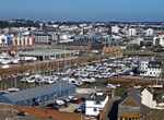 Saint Helier viewed across the Old Harbour (© Amanda Slater, CC BY-SA 2.0)