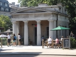 At Hyde Park Corner, close to Apsley House in London, on a nice sunny and hot Saturday: The Lodge Cafe (© Elliott Brown, CC BY-SA 2.0)