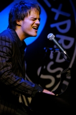 Jamie Cullum playing live at PizzaExpress Jazz Club (© PizzaExpress Marketing, CC BY-SA 3.0)