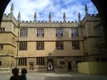 The courtyard of the Bodleian Library from the south entrance, looking to the north entrance (© Ozeye, CC BY-SA 3.0)