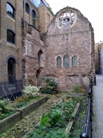 Remains of the great hall of Winchester Palace showing the Rose Window and underneath the traditional arrangement of three doors from the screens passage to the buttery, pantry and kitchen. (© Mx. Granger, CC0)