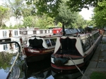 Temporally moored narrowboats (near bank) and permanently moored houseboats (far bank) on the Grand Union Canal in Little Venice (© Mark Ahsmann, CC BY-SA 3.0)