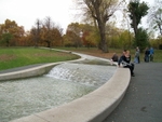 The Diana, Princess of Wales Memorial Fountain in autumn in London's Hyde Park. (© Ladislav Luppa, CC BY-SA 3.0)