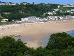 An overview of Saint Brélade's Bay on a hot summer day at low tide. (© FoxyOrange, CC BY-SA 3.0)