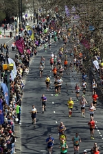 Amateur runners in the race running along Victoria Embankment (© Chmee2, CC BY-SA 3.0)