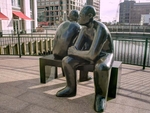 Two men on a bench, a Giles Penny sculpture (© Prioryman, CC-BY-SA.4.0)